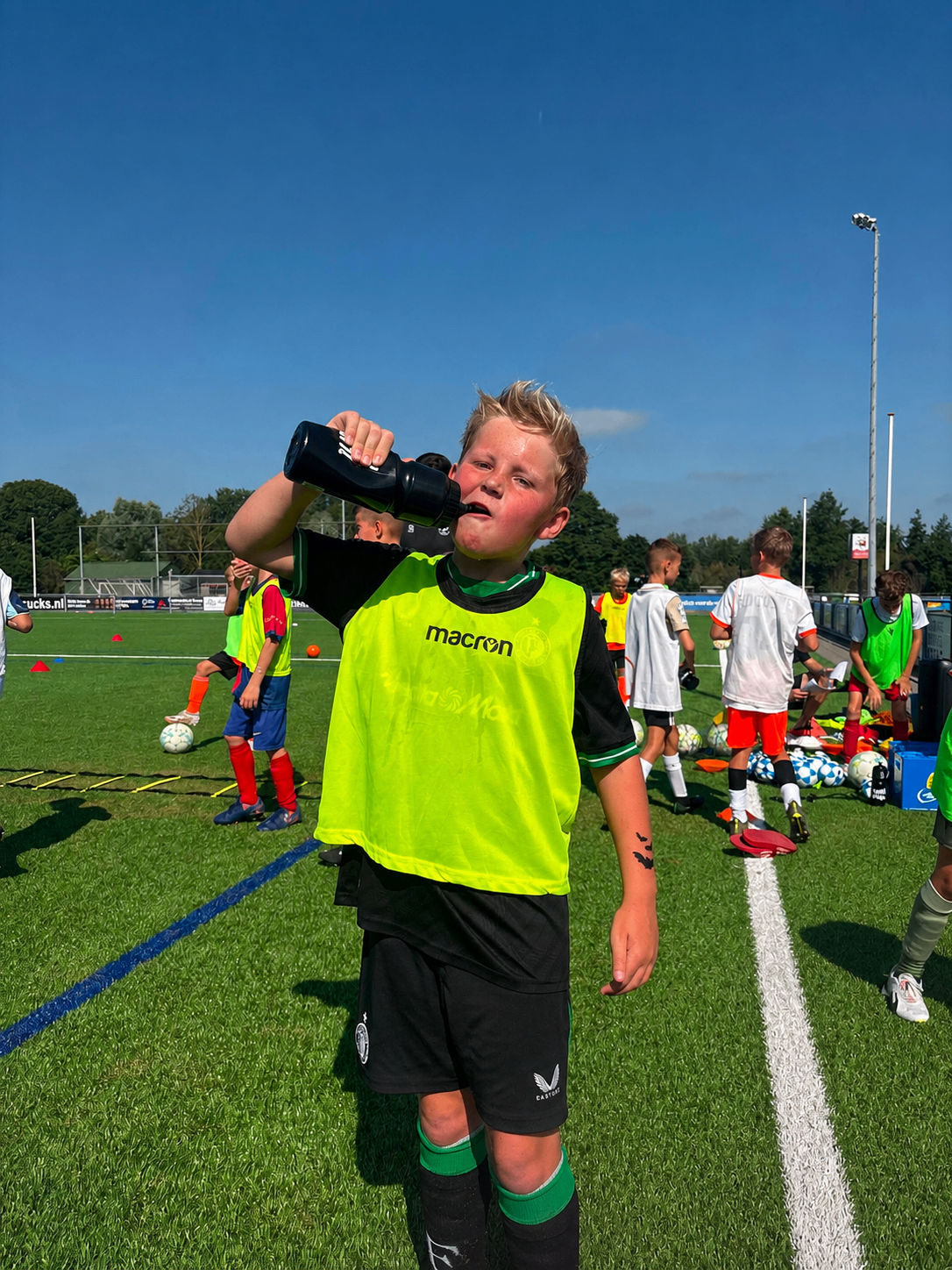 Jonge speler drinkt water tijdens een training