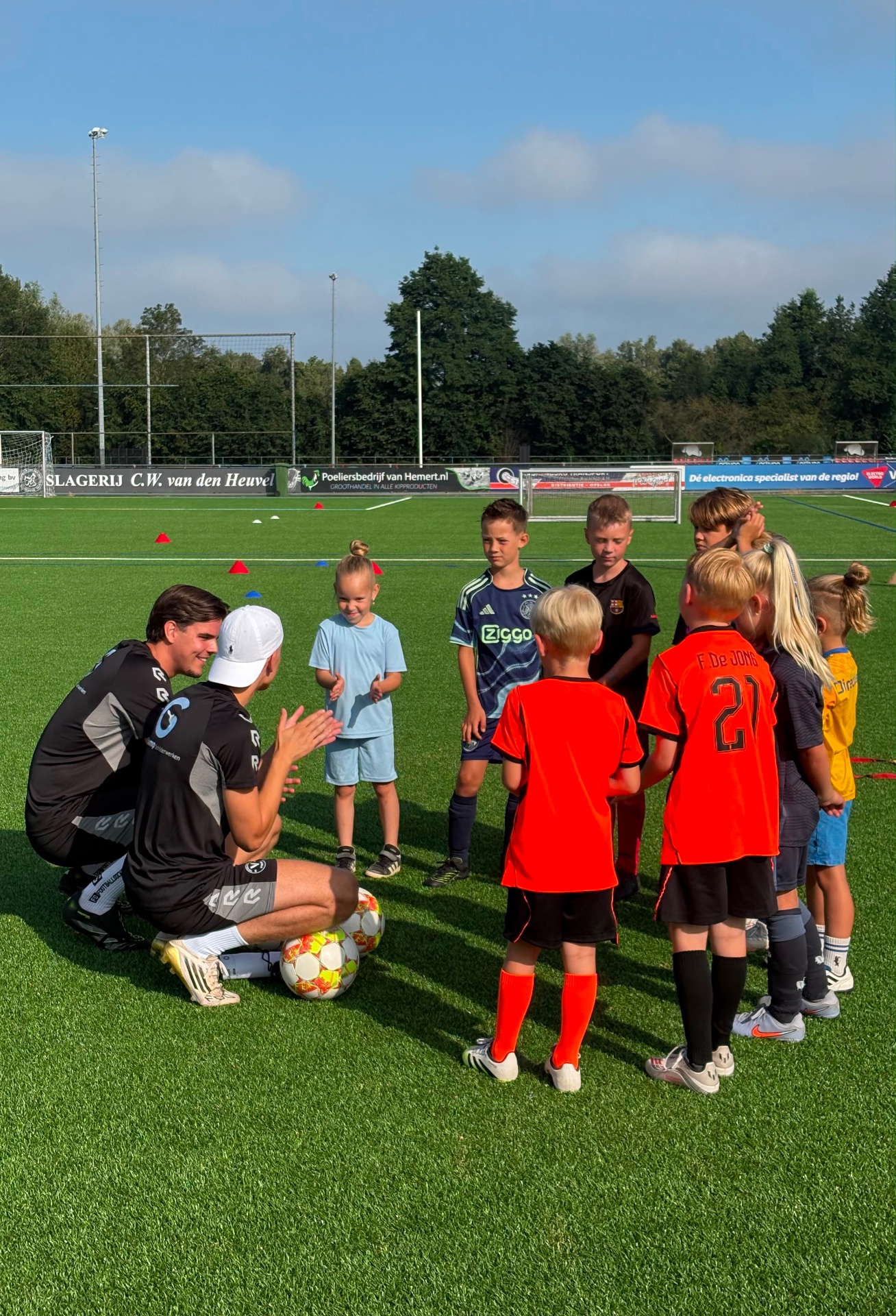 Sem en Sepp coachen een kring jeugdspelers