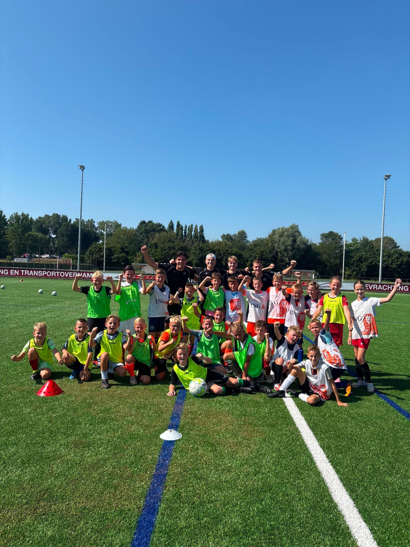 Groepsfoto Voetbalschool Vision met spelers en trainers